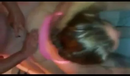 La beauté asiatique couverte tukif vidéo porno d'huile tourne partout sur un gode