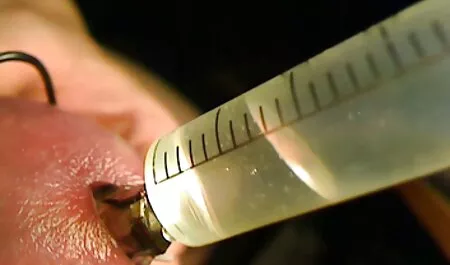 Eve vidéo pornodrome donne une branlette à deux mecs