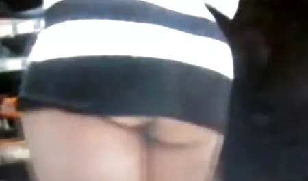 MILF blonde chaude fume et suce dans des filets vidéos porno chaud de pêche et des talons